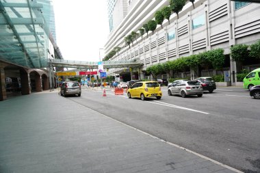 Kuala Lumpur, Malezya - 31 Aralık 2017: Kl Sentral İstasyonu'nda yolcuları bekleyen bir taksi kuyruğu ve kuyruk. Kl Sentral, Malezya'nın en büyük ulaşım merkezidir.