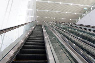 Metroda Elektrikli Yürüyen Merdiven. Merdivenlerden aşağı inme         