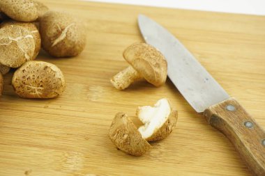 Ahşap arka planda taze Shiitake Mantarı. Yemek Hazırlama. Seçici Odak. (Lentinula edodes)