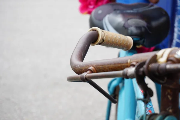 特写生锈的旧老式自行车零件链和齿轮 选择性聚焦 — 图库照片