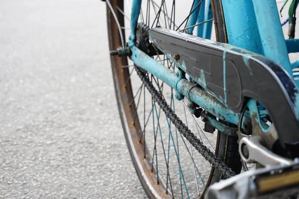 Closeup paslı eski vintage bisiklet parçası zinciri ve dişli. Seçici odaklama