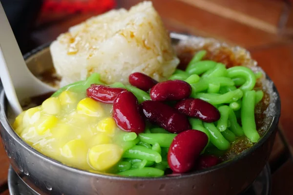Cendol Çölü. Hindistan cevizi sütü ve palmiye şekeri ile pirinç unu ve pandanus jöle Asya favori buzlu tatlı