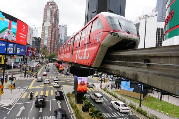 Kuala Lumpur, Malezya - 31 Aralık 2017: Jalan Bukit Bintang Kl'de yoğun trafik, bir alışveriş binası reklam panosu ve Monorail ulaşım demiryolu üzerinden yoğun saatlerde