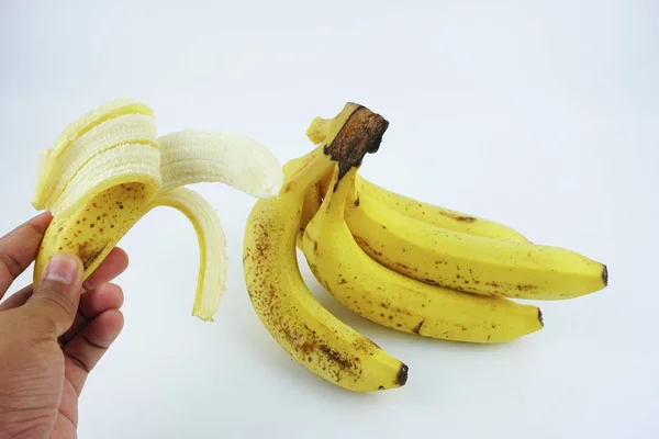 皮をむいたバナナを持つ手は白い背景を隔離した 健康的な栄養価の高い食品 — ストック写真