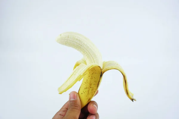 Mão Segurando Uma Banana Casca Isolado Fundo Branco Alimentos Nutritivos — Fotografia de Stock