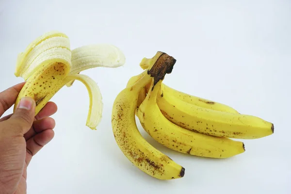 Mão Segurando Uma Banana Casca Isolado Fundo Branco Alimentos Nutritivos — Fotografia de Stock