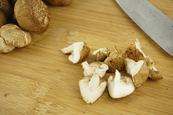 Ahşap arka planda taze Shiitake Mantarı. Yemek Hazırlama. Seçici Odak. (Lentinula edodes)