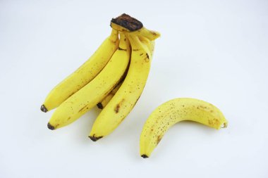 Tamamen olgun muz izole beyaz arka plan. Sağlıklı besleyici Gıda.
