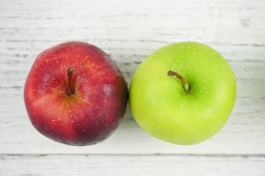 Ahşap backrground üzerinde kırmızı ve yeşil Elmalar. Kopya Alanı Kavramı