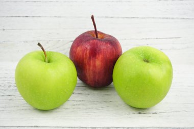 Ahşap backrground üzerinde kırmızı ve yeşil Elmalar. Kopya Alanı Kavramı