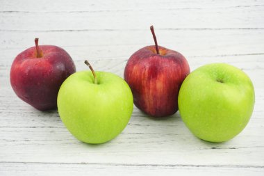Ahşap backrground üzerinde kırmızı ve yeşil Elmalar. Kopya Alanı Kavramı