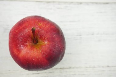 Ahşap arka plan dokusu üzerinde Closeup Red Apple