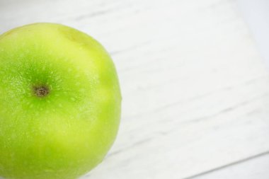 Ahşap arka plan üzerinde Yeşil Elma kapatın. Seçici Odak. Hge