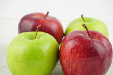 Ahşap arka plan doku üzerinde kırmızı ve yeşil elma. Sağlıklı Gıda 