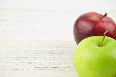 Ahşap arka plan doku üzerinde kırmızı ve yeşil elma. Sağlıklı Gıda 