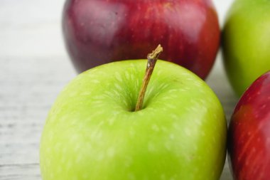 Ahşap arka plan doku üzerinde kırmızı ve yeşil elma. Sağlıklı Gıda 