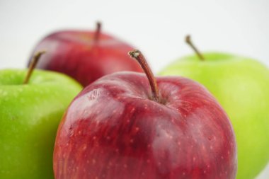 Ahşap arka plan doku üzerinde kırmızı ve yeşil elma. Sağlıklı Gıda 