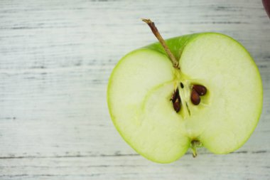 Ahşap arka plan doku üzerinde kırmızı ve yeşil elma. Sağlıklı Gıda 