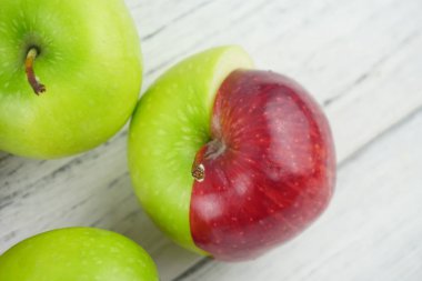 Ahşap arka plan doku üzerinde kırmızı ve yeşil elma. Sağlıklı Gıda 