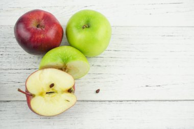 Ahşap arka plan doku üzerinde kırmızı ve yeşil elma. Sağlıklı Gıda 