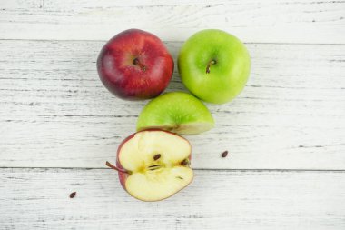 Ahşap arka plan doku üzerinde kırmızı ve yeşil elma. Sağlıklı Gıda 