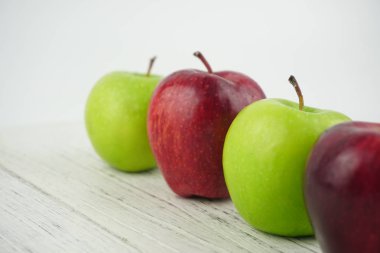 Ahşap arka plan doku üzerinde kırmızı ve yeşil elma. Sağlıklı Gıda 