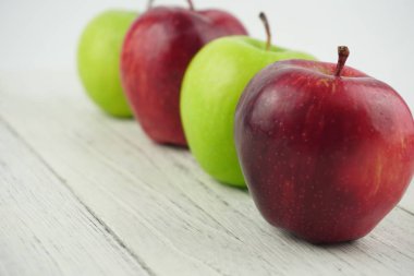 Ahşap arka plan doku üzerinde kırmızı ve yeşil elma. Sağlıklı Gıda 