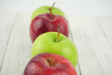 Ahşap arka plan doku üzerinde kırmızı ve yeşil elma. Sağlıklı Gıda 