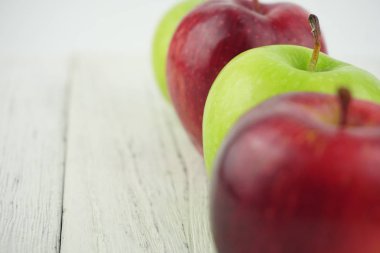 Ahşap arka plan doku üzerinde kırmızı ve yeşil elma. Sağlıklı Gıda 