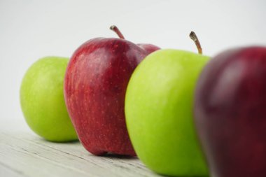 Ahşap arka plan doku üzerinde kırmızı ve yeşil elma. Sağlıklı Gıda 