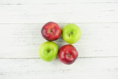 Ahşap arka plan doku üzerinde kırmızı ve yeşil elma. Sağlıklı Gıda 