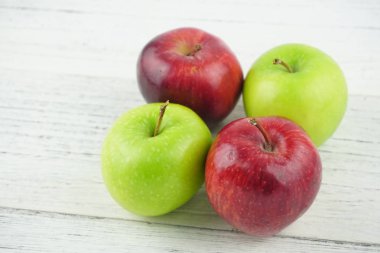 Ahşap arka plan doku üzerinde kırmızı ve yeşil elma. Sağlıklı Gıda 