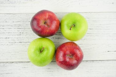 Ahşap arka plan doku üzerinde kırmızı ve yeşil elma. Sağlıklı Gıda 