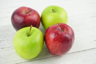 Ahşap arka plan doku üzerinde kırmızı ve yeşil elma. Sağlıklı Gıda 