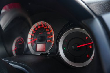 Modern araba gösterge paneli pano metre. Seçici odaklama