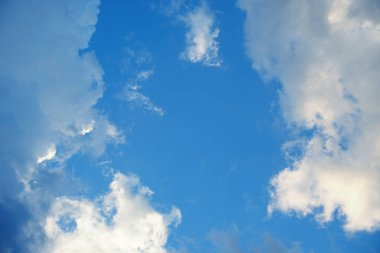 Mavi gökyüzünün ve güzel bulutun doğal arka planı