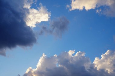 Mavi gökyüzünün ve güzel bulutun doğal arka planı