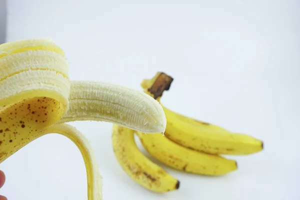 Mão Segurando Uma Banana Casca Isolado Fundo Branco Alimentos Nutritivos — Fotografia de Stock