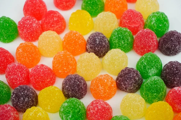 Primer plano Dulce caramelo colorido caramelos de azúcar de jalea aislados en wh —  Fotos de Stock