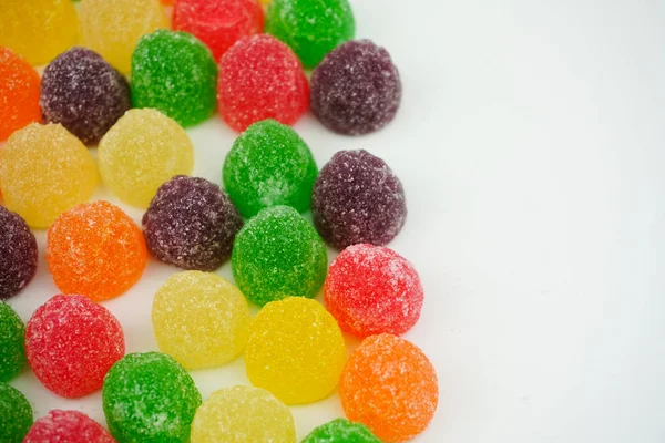 닫기 올라 달콤한 다채로운 사탕 젤리 설탕 사탕 에 고립 된 — 스톡 사진