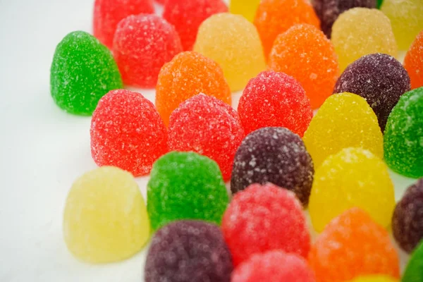 Закрыть сладкие красочные конфеты конфеты желе сахар изолированы на WH — стоковое фото