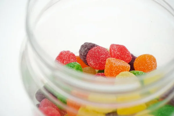 Κοντινό επάνω γλυκό Πολύχρωμο Candy ζελέ ζάχαρη καραμέλες απομονωθεί σε WH — Φωτογραφία Αρχείου