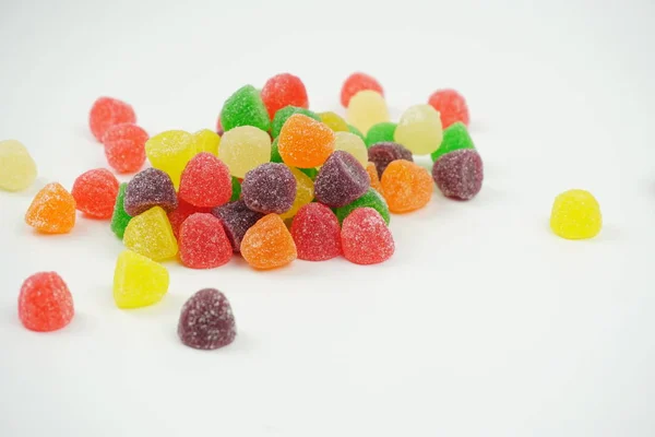 Κοντινό επάνω γλυκό Πολύχρωμο Candy ζελέ ζάχαρη καραμέλες απομονωθεί σε WH — Φωτογραφία Αρχείου