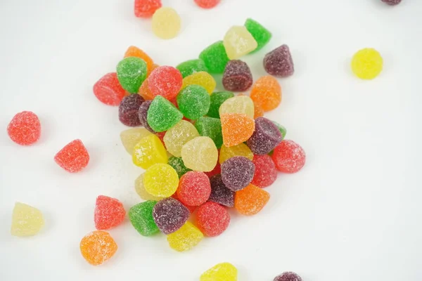 Nahaufnahme süße bunte Bonbons Gelee Zuckerbonbons isoliert auf wh — Stockfoto