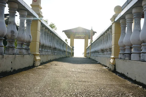 İskele veya geçit çimento köprü tekneler için. Perspektif görünümü