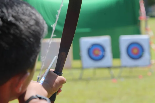 Okçuluk hedef halka ve fo bir yay ile odak okçu dışında