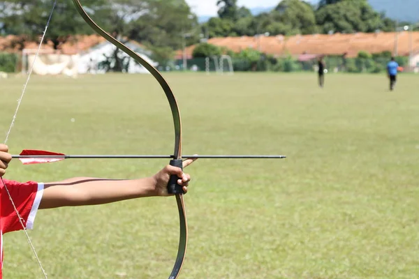 Anneau de cible de tir à l'arc et archer hors foyer avec un arc dans le fo — Photo