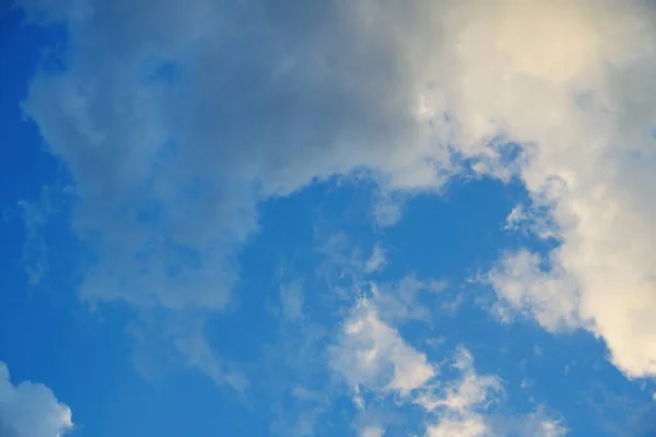 Mavi gökyüzünün ve güzel bulutun doğal arka planı