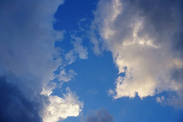 Mavi gökyüzünün ve güzel bulutun doğal arka planı