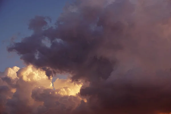 Mavi gökyüzünün doğal arka planı ve dramatik fırtınalı bulutlar